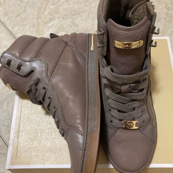 Shoes - Picture 9 of 10